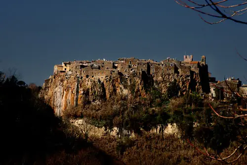Panorama del borgo di Calcata al sole